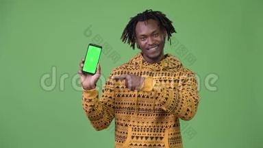 年轻快乐的非洲男人拿着电话指指点点