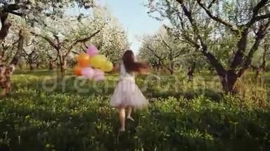带着气球跑在花园里的快乐女孩