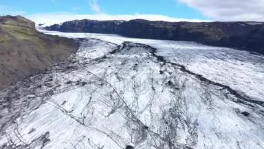 航空无人机高角度观看冰岛融化的Solheimajokull冰川。 气候变化、冰川融化、全球变暖