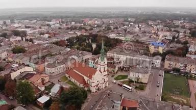 鸟瞰斯特里伊市建筑，环绕乌克兰圣母保护教堂四公里
