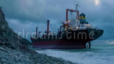 干货船在黑海沿岸搁浅. 运输船停泊在岸边