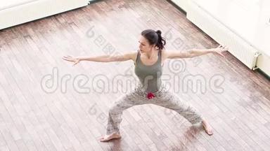 在家做瑜伽的女人。 弓箭手的姿势