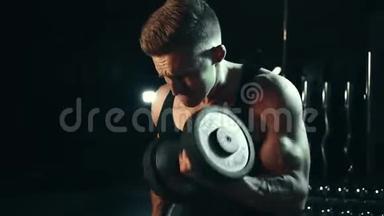 一个肌肉发达的人做运动时，会在肱二头肌肌肉上举起哑铃，体重很重。 硬训练