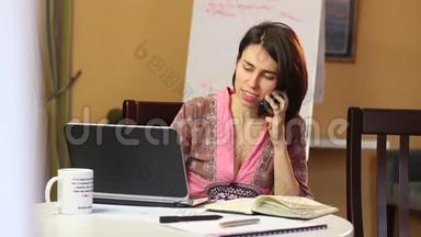 女人在咖啡馆里用<strong>手机</strong>聊天，手提电脑浏览<strong>约会</strong>