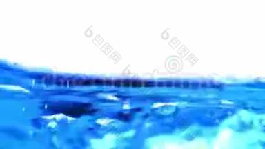 气泡在蓝色纯净水中上升到表面。 抽象背景。