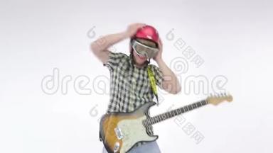 吉他手用头盔弹奏电吉他，跳舞和<strong>呱呱</strong>叫