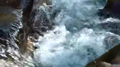 湍急的河水在大石头之间<strong>流动</strong>，形成白色的泡沫。 水流在石头间<strong>流动</strong>