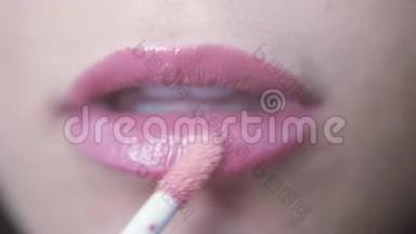 正在化妆的女人嘴唇上涂着粉红色的唇彩。 3840x2160
