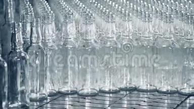 许多空的玻璃半透明的瓶子被堆<strong>放在一起</strong>