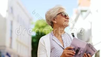老年妇女或带城市导游步行的游客