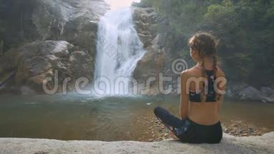 《石头上的女人》欣赏瀑布美景