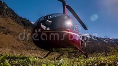 红色直升机停在草地上的山上