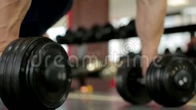 肌肉健美运动员在健身房里努力锻炼，在比赛前彻底锻炼