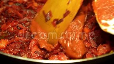在蔬菜中加入番茄酱作为罗宋汤。 细碎的甜菜和胡萝卜用油煎锅煎。