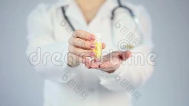 医生拿着一瓶药丸对着镜头，提供新药，安慰剂效应