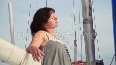 快乐微笑的女人在帆船上放松冥想