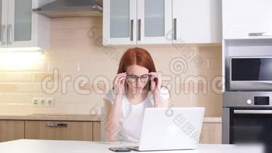 年轻集中的女人，坐在她的房间或办公室里。 在<strong>深夜</strong>学习。 在笔记本电脑上<strong>工作</strong>很晚。