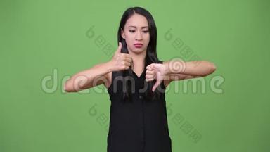 年轻漂亮的亚洲女商人在<strong>竖</strong>起大拇指和<strong>竖</strong>起大拇指之间做出选择