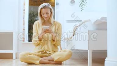 年轻的金发女人坐在地板上打电话。