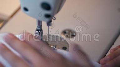 时尚设计工作室在白布上制作接缝的缝纫机