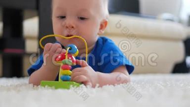甜甜的小宝宝在家里白色地毯上玩玩具.. 家里地板上躺着一个玩具的小男孩。