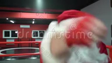 圣诞老人拳击手与红色绷带拳击手在戒指。 圣诞老人拳击手训练很努力。