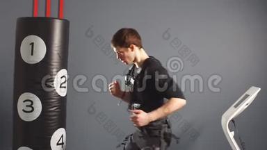在健身房里穿着适合电刺激的拳击手。