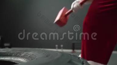 圣诞老人在健身房训练圣诞节。 圣诞老人用锤子敲<strong>打车</strong>轮轮胎。