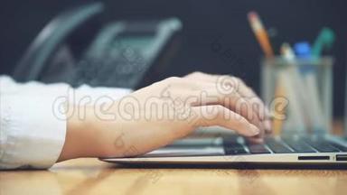 做生意的女人。 一个人使用笔记本电脑，在办公室的办公桌上加班。