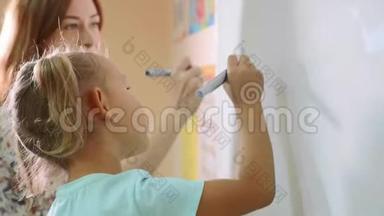 教室里老师在黑板上写字的小可爱女孩