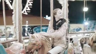 <strong>快乐</strong>的女孩骑着旋转木马坐在马上。 <strong>游乐园</strong>里的一个年轻女孩。