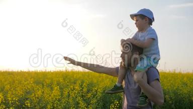 在阳光明媚的天气里，<strong>爸爸</strong>和孩子在田野散步，儿子在父亲的肩膀上`花，草地上的花，孩子和<strong>爸爸</strong>在一起