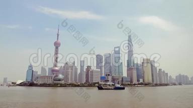 2013年9月10日，中国上海，船只横渡黄浦江。从外滩看