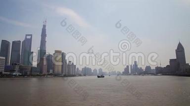 2013年9月10日，中国上海，船只<strong>横渡</strong>黄浦江。从外滩看