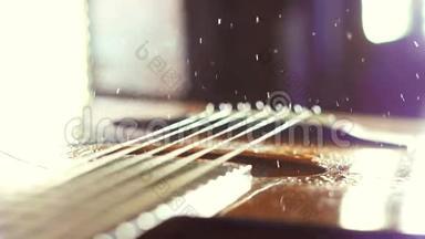 吉他在雨中的琴弦上敲击琴弦