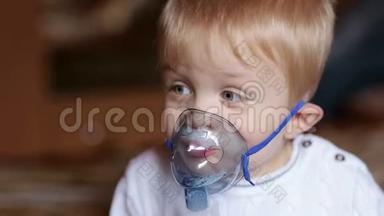 生病的孩子通过<strong>雾化</strong>器呼吸，特写。