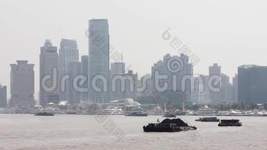 2013年9月10日，中国上海，船只横渡黄浦江。从<strong>外滩</strong>看