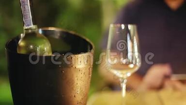 闪闪发光的玻璃杯和一瓶葡萄<strong>酒</strong>在桶里等待爱情夫妇在餐厅。 1920x1080
