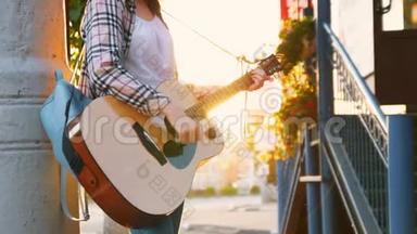 女街头<strong>音乐</strong>家，穿着衬衫，弹着吉他，慢节奏，无法辨认