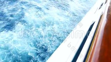 4K镜头循环。 乘风破浪。 帆船在波涛汹涌的蓝色海面上全速驶过海面