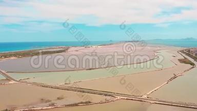 五彩盐湖带滨海盐沼，鸟瞰图，用无人机视频拍摄.. 粉红盐湖和绿松石