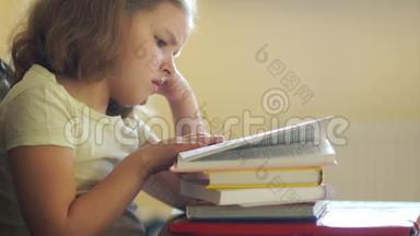 女孩备课，无聊看书.. 他推着一堆书，高兴地拿起电话。 互联网