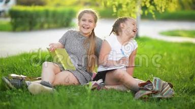 两个有趣的女孩在玩书。他们在微笑，玩得很开心。<strong>天气晴朗</strong>。