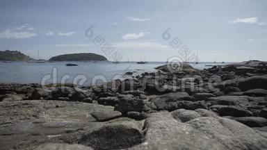 雅思泰泰岩在蓝海海滩上