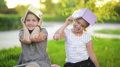 两个有趣的女孩在玩书。他们在微笑，玩得很开心。<strong>天气晴朗</strong>。