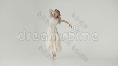 优美的<strong>芭蕾舞</strong>演员用她的手做平稳的<strong>动作</strong>。 一位<strong>芭蕾舞</strong>演员，穿着一件挥动的长裙和尖角鞋