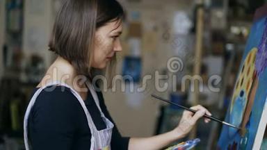 年轻的女画家在<strong>艺术学校</strong>的画布上画着静止的生活画面