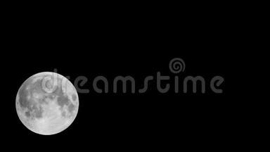 满月在黑色的天空中移动，在纬度54，经度：73时间流逝
