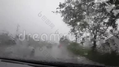 录像片段，在下雨的高速公路上开车，挡风玻璃上下雨