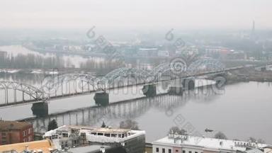 拉脱维亚里加。 在雾蒙蒙的雨天，通过道加瓦或德维纳河西部的<strong>铁路大桥</strong>的俯视图